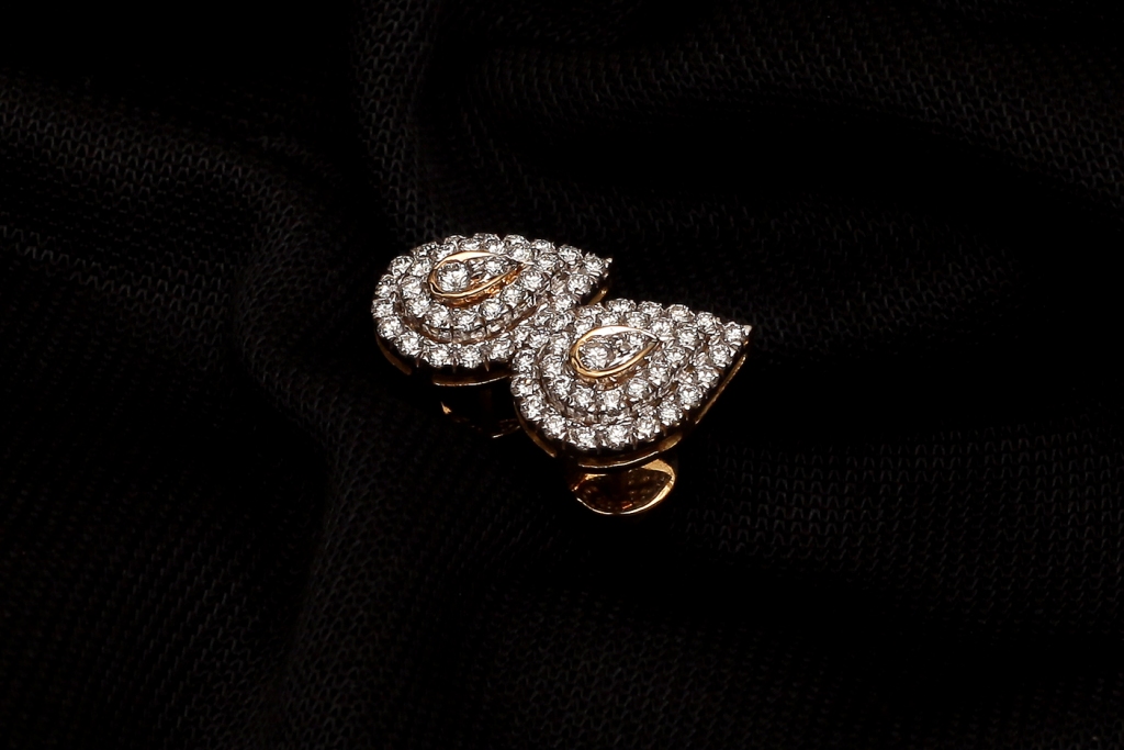 Diamond Earrings at its best models and designs are available in Karaikudi Diamond Jewellery Chennai.